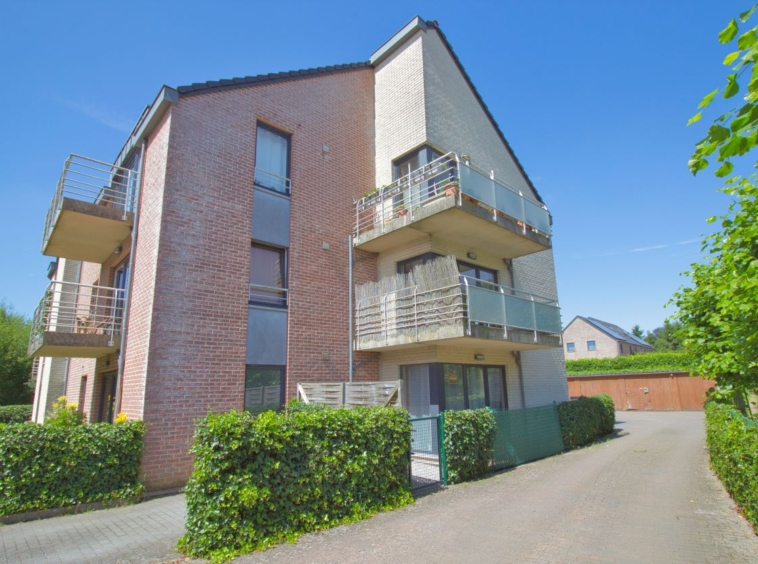 Corbais: A louer: appartement 2 chambres + garage au rez